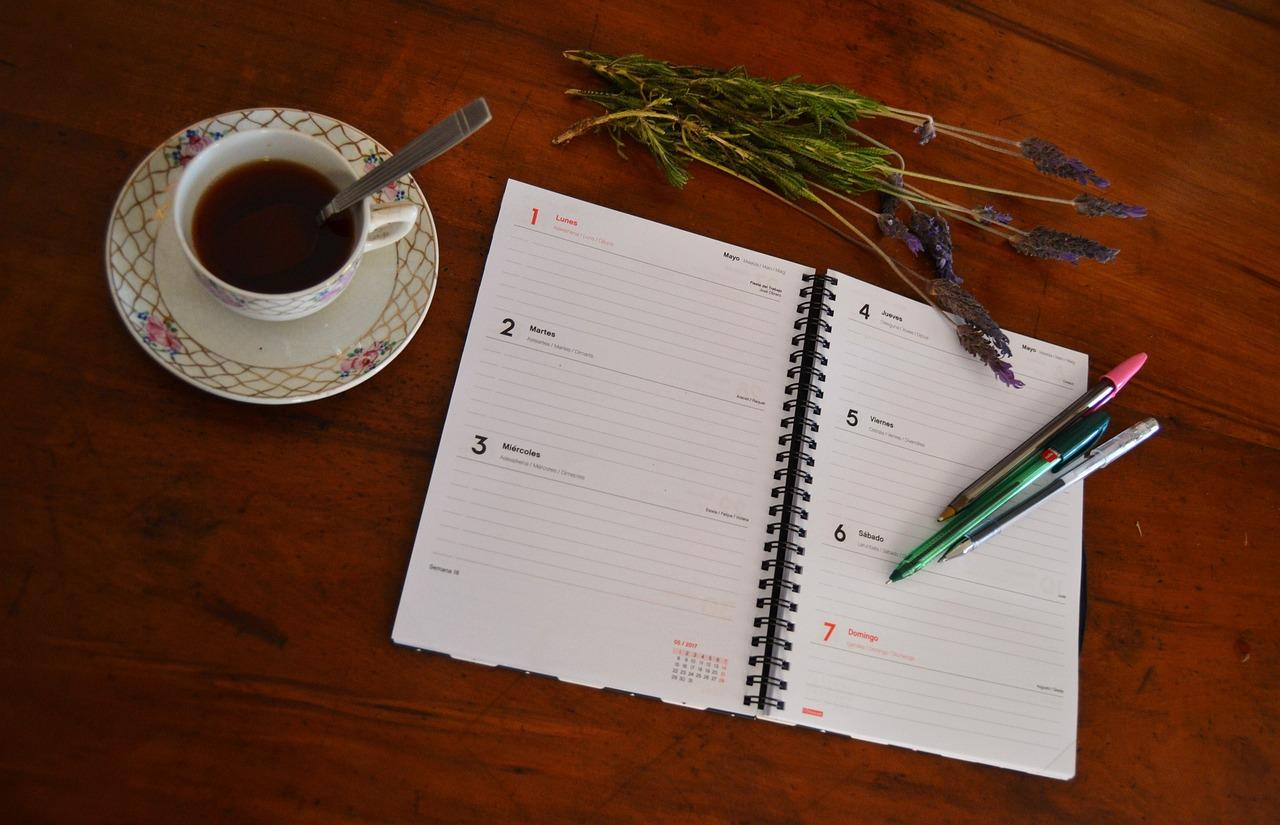 photo d'une agenda et un café