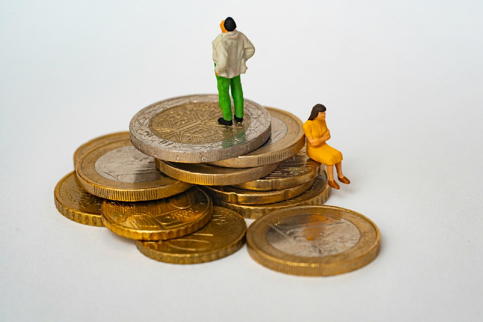 photo de miniatures d'un homme et une femme avec des pièces de monnaies