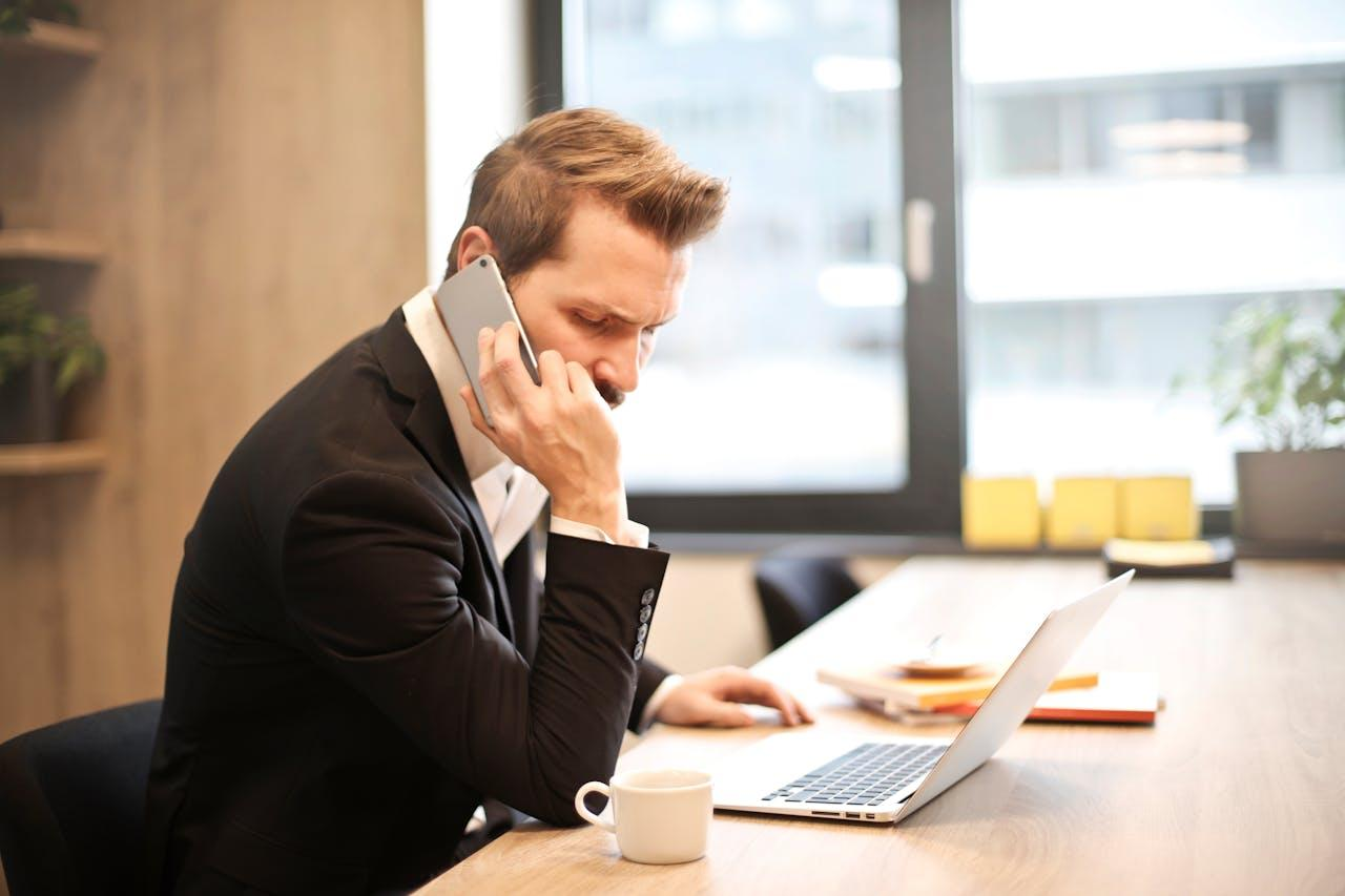 Photo d'un homme qui parle au téléphone